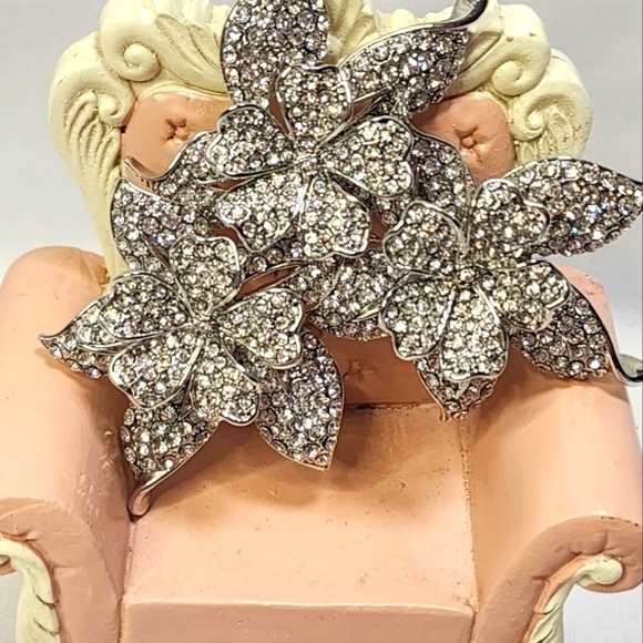 Signed Articlating Large Floral Silver White Crystal Brooch - Picture 16 of 16